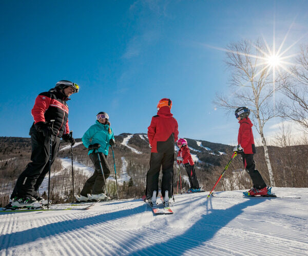 Skieurs dans les Laurentides au Québec
